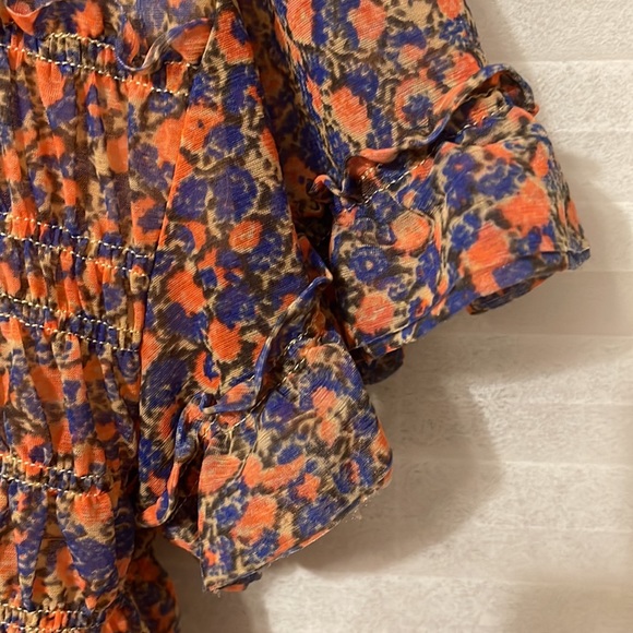 Like New Beautiful Anthropologie Delta med/Lg Floral top with top ruffles - Picture 3 of 6